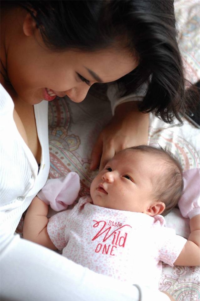 Phương Vy lần đầu khoe ảnh cận mặt con gái khi vừa tròn tháng - Ảnh 1.