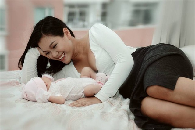 Phương Vy lần đầu khoe ảnh cận mặt con gái khi vừa tròn tháng - Ảnh 2.