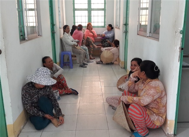 Vừa qua, Công an phường Núi Sam đã mời 17 đối tượng có hành vi mua bán nhang đèn theo kiểu chặt chém về nhắc nhờ, làm cam kết không vi phạm