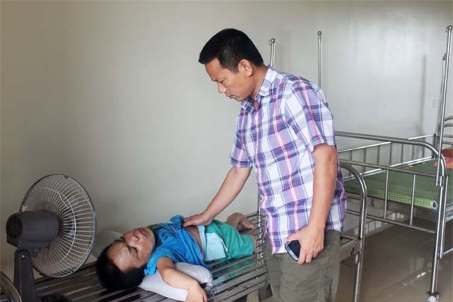 Hai “lão khùng” nhận nuôi hàng trăm người điên, tàn tật - Ảnh 2.