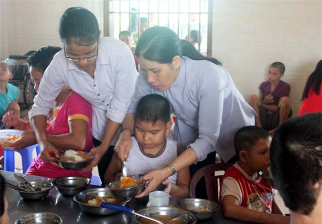 Hai “lão khùng” nhận nuôi hàng trăm người điên, tàn tật - Ảnh 3.