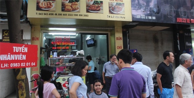 Chủ quán bún chả Hương Liên lên tiếng việc liên tục 