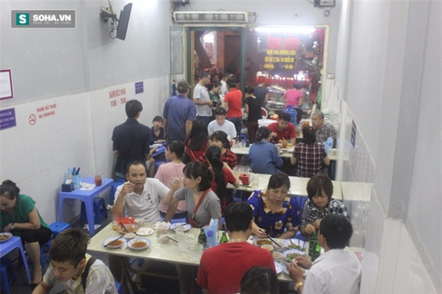 Chủ quán bún chả Hương Liên lên tiếng việc liên tục cháy hàng - Ảnh 2.