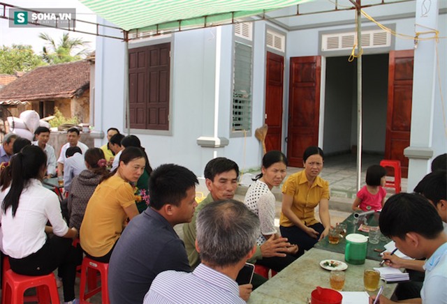 Đau đớn đám tang 3 anh em chết đuối: Sao con không tỉnh dậy... - Ảnh 1.