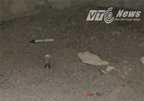 Có những chiếc xi lanh, còn dính máu đỏ tươi khiến du khách lạnh gáy.