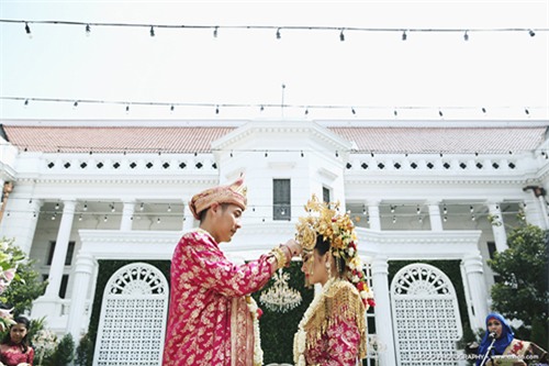Đám cưới 'dát' vàng của tài tử điển trai nhất Indonesia