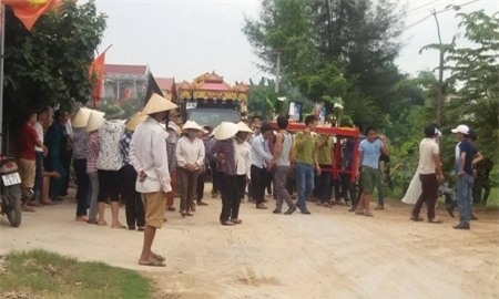 Người dân đưa tiễn các nạn nhân xấu số.