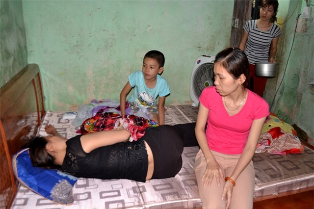 Mặc dù xót xa khi vừa mất cháu H, nhưng chị Khuy đã làm đơn xin giảm tội cho Thư. Ảnh: Đ.Tuỳ