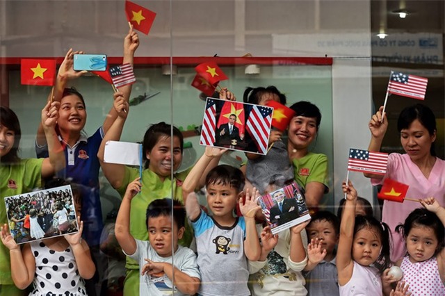 Ở Nhật, người dân cũng xếp hàng và háo hức đón chờ Tổng thống Obama - Ảnh 10.