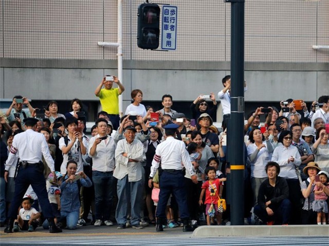 Ở Nhật, người dân cũng xếp hàng và háo hức đón chờ Tổng thống Obama - Ảnh 2.