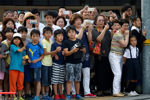 Ở Nhật, người dân cũng xếp hàng và háo hức đón chờ Tổng thống Obama - Ảnh 3.