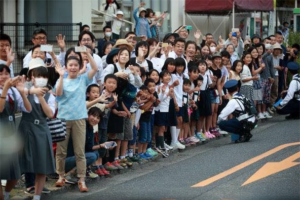 Ở Nhật, người dân cũng xếp hàng và háo hức đón chờ Tổng thống Obama - Ảnh 4.