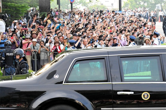 Ở Nhật, người dân cũng xếp hàng và háo hức đón chờ Tổng thống Obama - Ảnh 5.