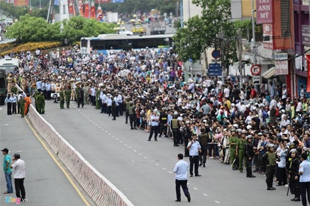 Ở Nhật, người dân cũng xếp hàng và háo hức đón chờ Tổng thống Obama - Ảnh 8.
