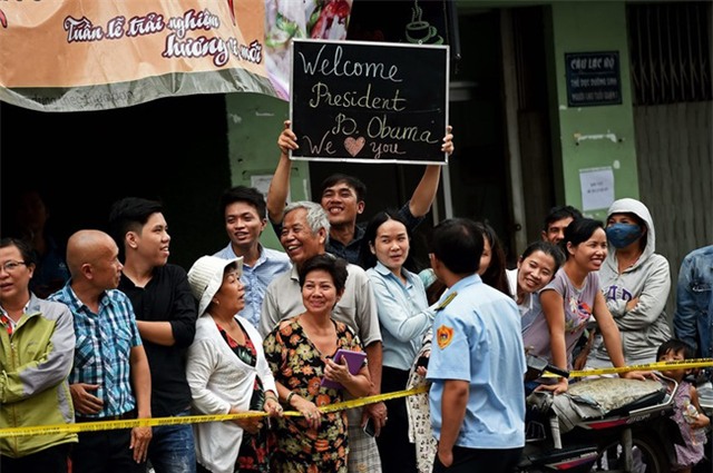 Ở Nhật, người dân cũng xếp hàng và háo hức đón chờ Tổng thống Obama - Ảnh 9.