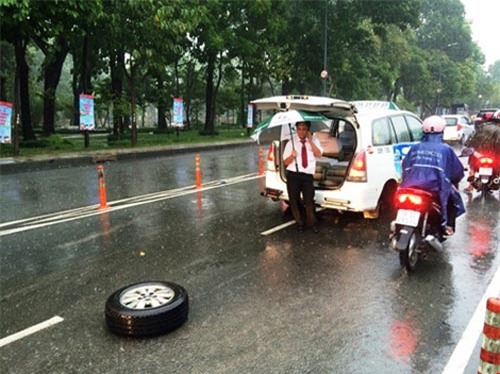 taxi rot banh khi cho 7 nguoi den san bay tan son nhat - 1