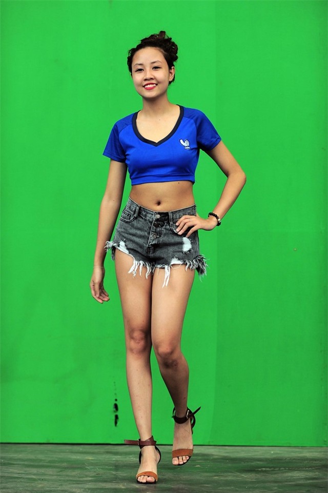 Ban gai ca si Quang Le ‘nong cung EURO 2016’ hinh anh 6