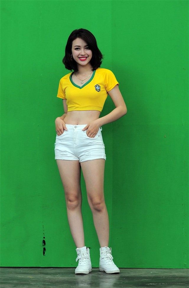 Ban gai ca si Quang Le ‘nong cung EURO 2016’ hinh anh 8