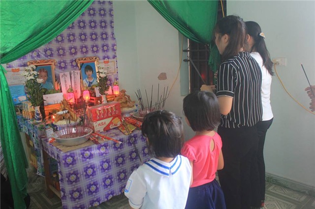 Đẫm nước mắt trao giấy khen trong đám tang 3 anh em chết đuối - 1