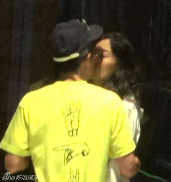 Trần Quán Hy bị tung ảnh hôn môi thắm thiết siêu mẫu Victorias Secret đã có chồng - Ảnh 1.