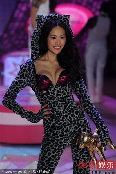 Trần Quán Hy bị tung ảnh hôn môi thắm thiết siêu mẫu Victorias Secret đã có chồng - Ảnh 4.