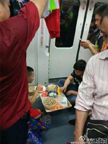 Bằng mọi giá để nổi tiếng, thanh niên sống ảo bị ném đá nặng nề - Ảnh 2.
