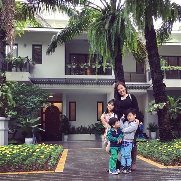 Đằng sau sự thành công của Phan Anh, không thể không nhắc đến người vợ đảm đang đã thay anh quán xuyến gia đình và chăm sóc ba thiên thần nhí đáng yêu.