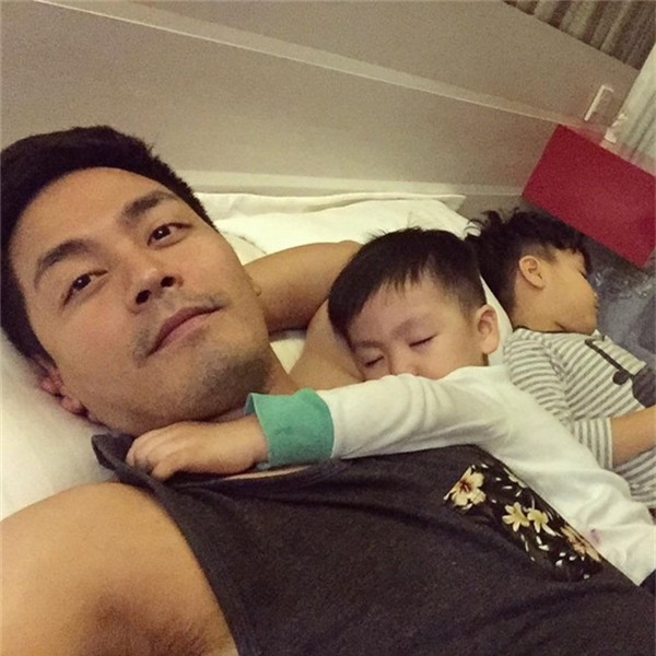 Anh thường phụ giúp bà xã ru con ngủ để vợ được nghỉ ngơi. Sự sẻ chia của Phan Anh với bà xã từng được cộng đồng mạng hết lời khen ngợi và dành tặng danh xưng