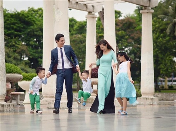 Chàng MC điển trai khoe ảnh bà xã cùng dòng chú thích đầy ngọt ngào: 