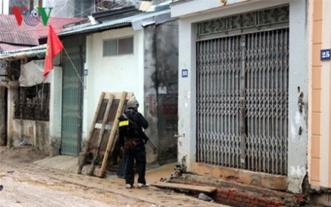 Cảnh sát cơ động vây bắt đối tượng.