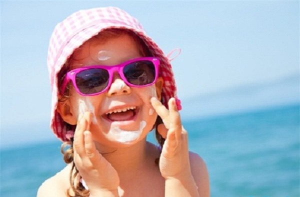 
Kính râm, mũ rộng vành là thứ cần thiết cho trẻ khi đi trời nắng. Ảnh minh họa
