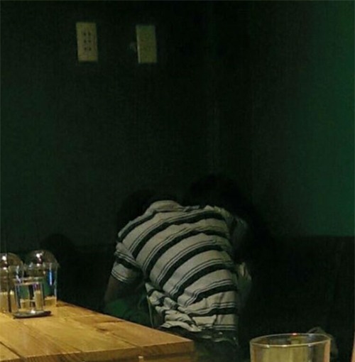 Phản cảm cặp đôi thể hiện tình yêu thái quá trong quán cà phê - Ảnh 1