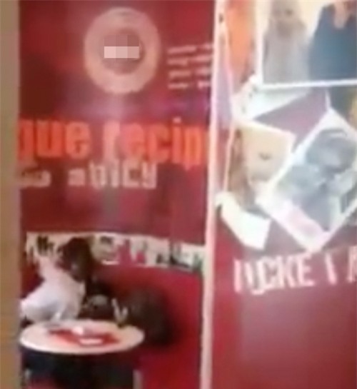 Phản cảm cặp đôi thể hiện tình yêu thái quá trong quán cà phê - Ảnh 2