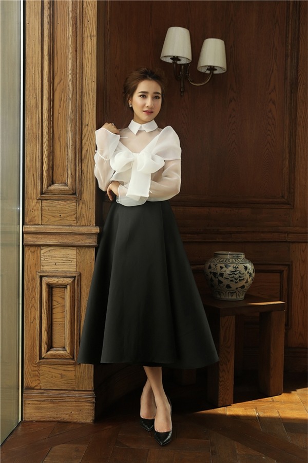 Nhã Phương là nữ diễn viên không chỉ ghi điểm trong mắt công chúng bởi lối diễn xuất tự nhiên, mà còn thu hút người khác bằng vẻ đẹp dịu dàng, thanh lịch với gu thời trang đơn giản nhưng lôi cuốn.