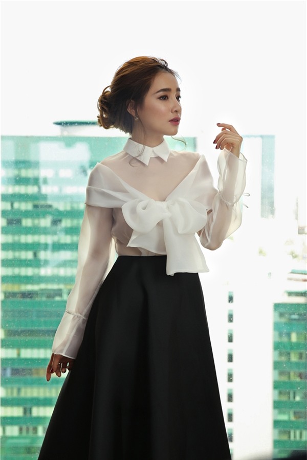 Mặc dư luận, Nhã Phương vẫn trễ ngực với váy 2 dây đầy quyến rũ