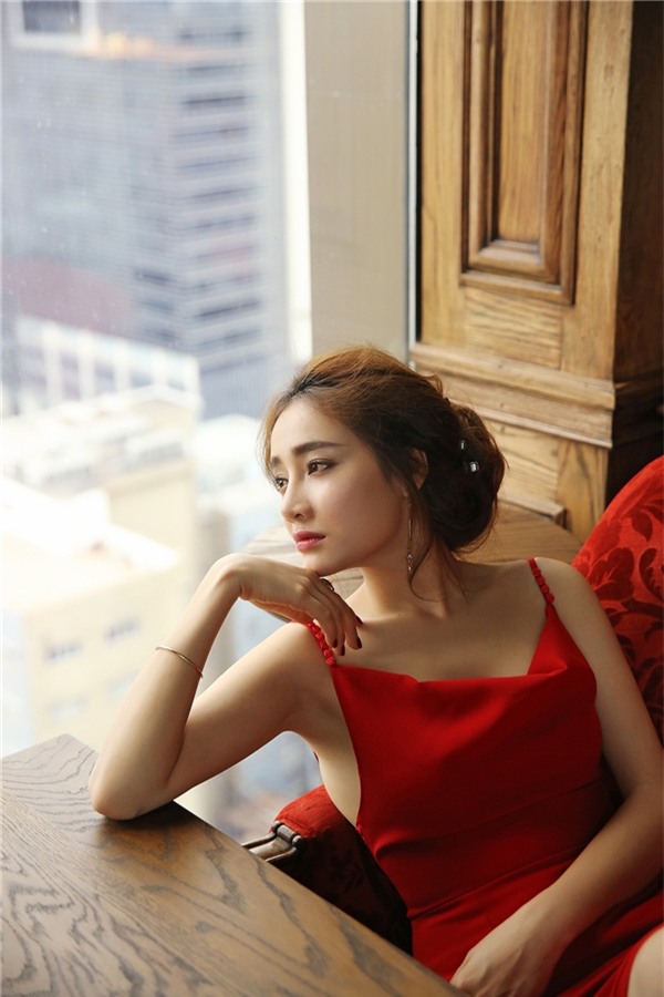 Mặc dư luận, Nhã Phương vẫn trễ ngực với váy 2 dây đầy quyến rũ