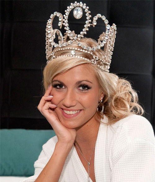 can canh ve dep ban gai hoa hau cua “sao” atletico madrid hinh anh 11