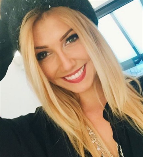 can canh ve dep ban gai hoa hau cua “sao” atletico madrid hinh anh 12