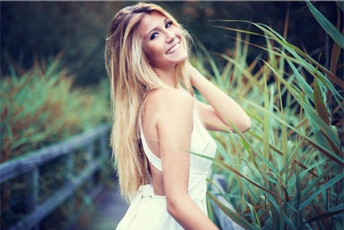 can canh ve dep ban gai hoa hau cua “sao” atletico madrid hinh anh 4