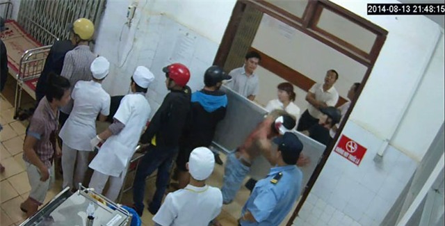 Quát bảo vệ rồi vào phòng cấp cứu đòi đánh bác sỹ