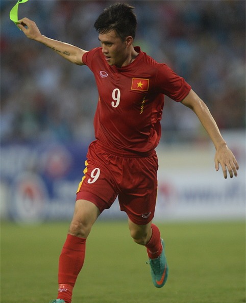 Vì sao Công Vinh hôn băng đội trưởng sau khi ghi bàn vào lưới Syria? - Ảnh 2.