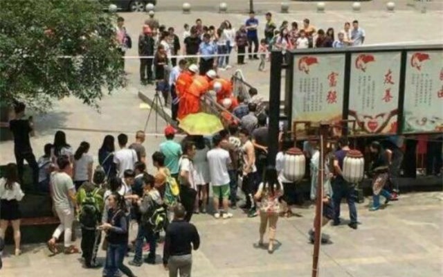 Thang cuốn nuốt người – thảm kịch không có hồi kết tại Trung Quốc - Ảnh 3.