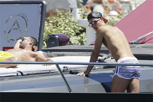 Nghỉ xả hơi, Ronaldo tắm biển cùng dàn… trai đẹp - 2