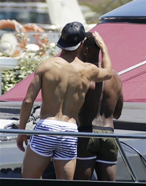 Nghỉ xả hơi, Ronaldo tắm biển cùng dàn… trai đẹp - 3