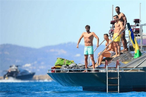 Nghỉ xả hơi, Ronaldo tắm biển cùng dàn… trai đẹp - 4