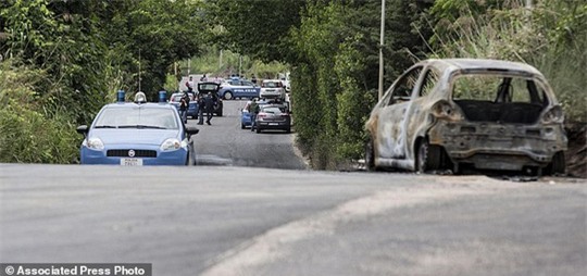 Chiếc xe bị đốt cháy của nạn nhân. Ảnh: AP