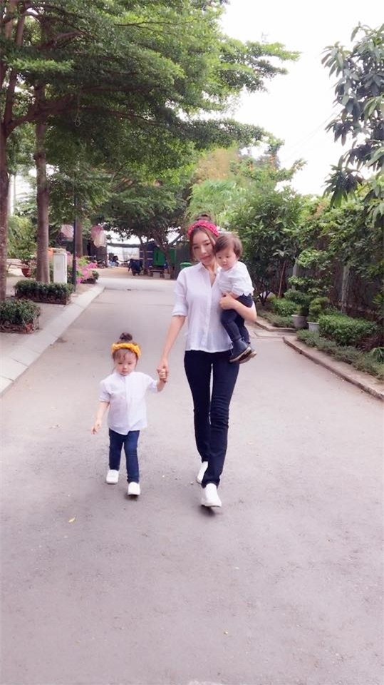 “Đốn tim” trước khoảnh khắc Elly Trần đùa giỡn bên 2 thiên thần