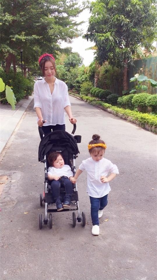 Hình ảnh 3 mẹ con diện đồ ton-sur-ton khiến khán giả vô cùng thích thú.