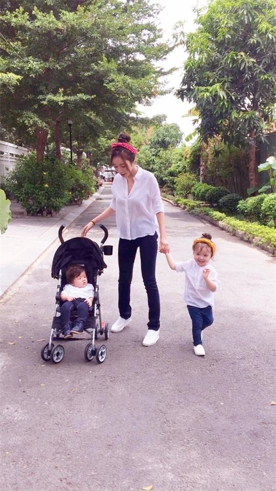 Elly Trần giản dị với áo sơ mi trắng cùng quần jean ôm.