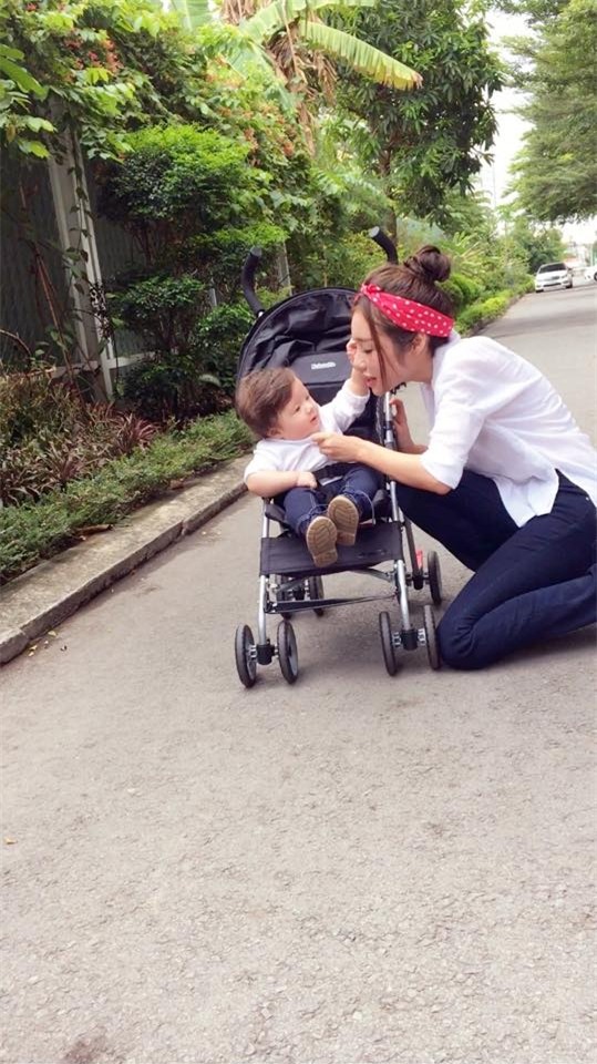 Dù đã là bà mẹ 2 con nhưng Elly Trần vẫn khiến không ít phụ nữ ganh tị trước thân hình “chuẩn không cần chỉnh”.